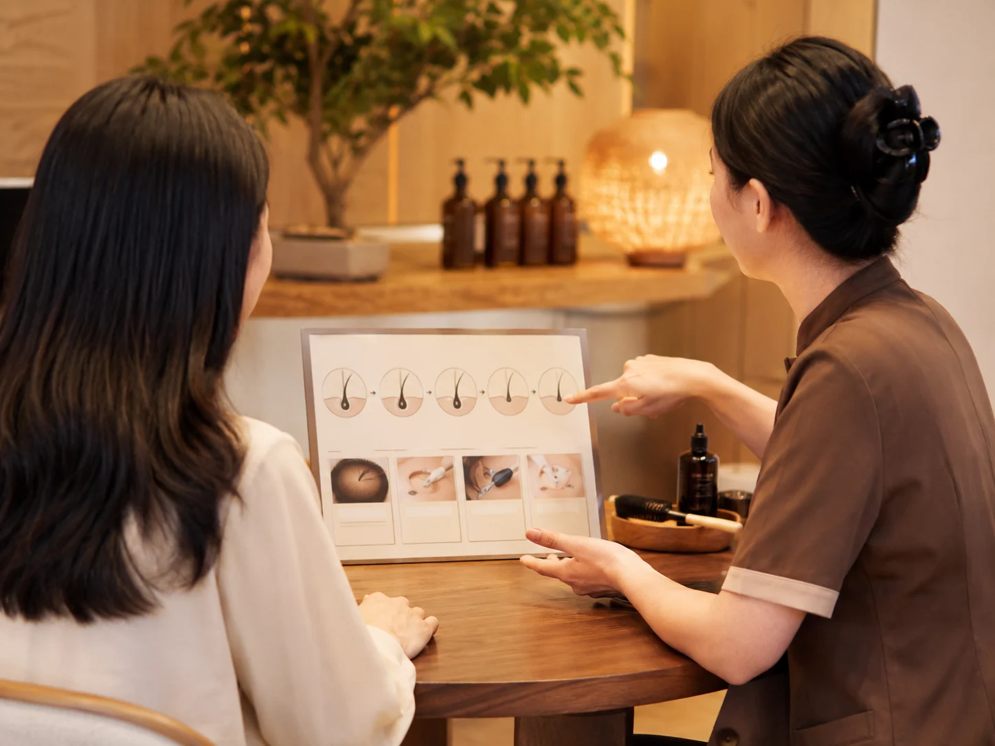 发根细软人群适合先看园岭店吗配图：园岭店咨询桌上展示发根护理流程卡，好青丝园岭店防脱固发服务示意