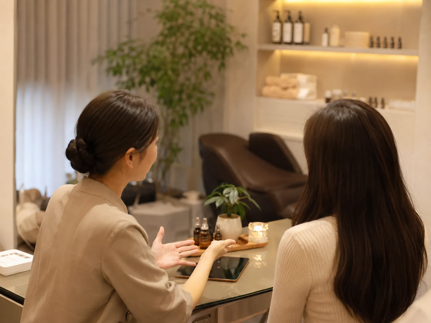 头皮痒但没有明显头屑要不要到店沟通配图：护理师温和询问头皮痒出现时间和洗护习惯，好青丝福田口岸店去屑止痒服务示意