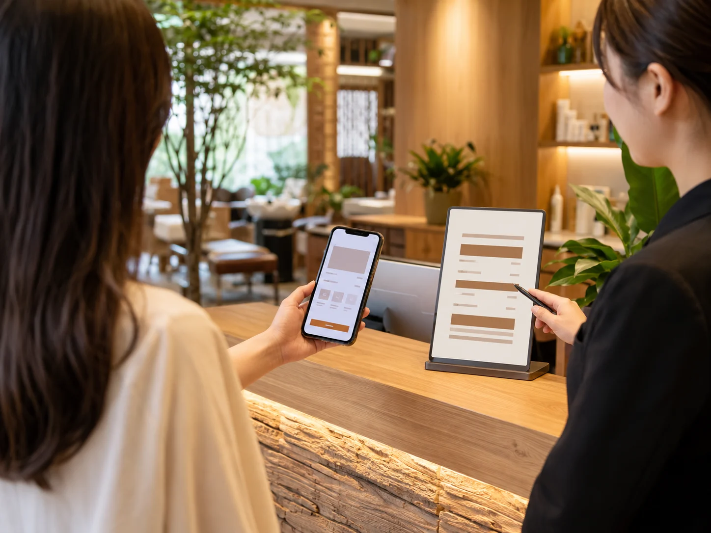 团购价和到店实时价应该怎么确认配图：手机团购页面与前台价格确认场景，好青丝福田口岸店透明消费服务示意