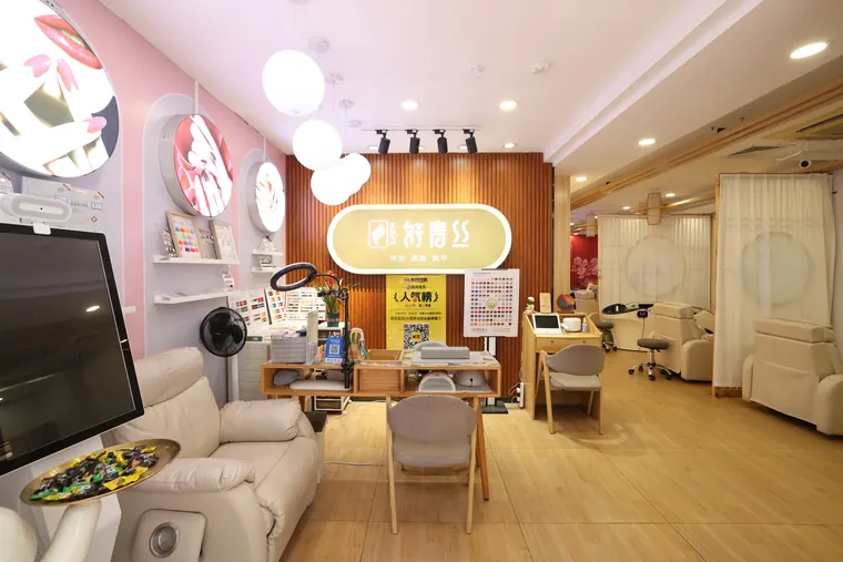 红岭站附近养发到店指南配图：好青丝园岭店门头与到店环境实拍图 13：门头、前台和到店入口