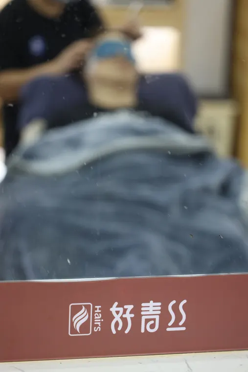好青丝养发朗庭店头疗服务场景：头皮亚健康是什么状态？在变差之前如何识别