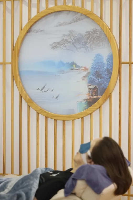 好青丝养发朗庭店头疗服务场景：深圳养发馆的养发师有资格证吗？判断专业度